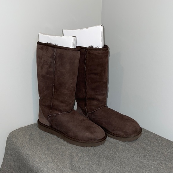 Brown Ugg US 7 - Picture 1 of 3